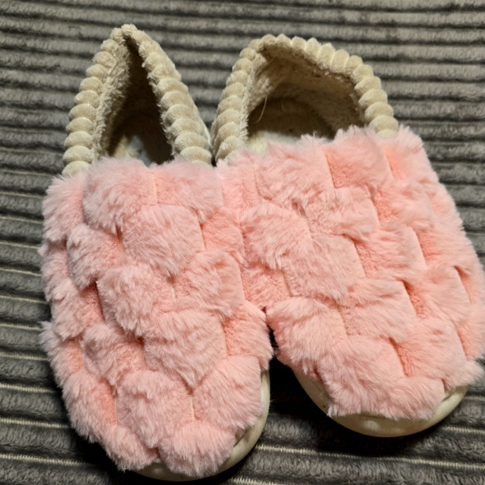 💛B2G1 GUC comfy slippers furry